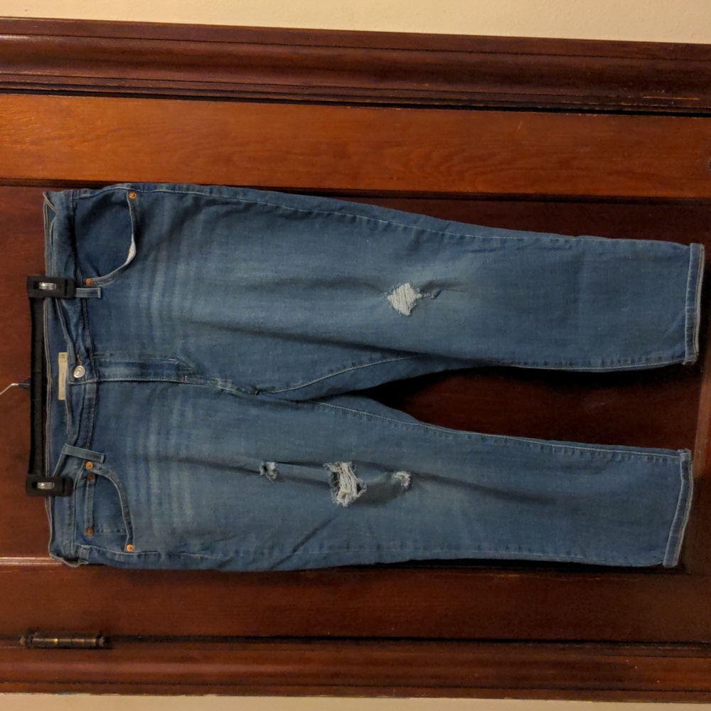 Levi's Women's Size 34 Short inseam stretch distressed Boyfriend jean